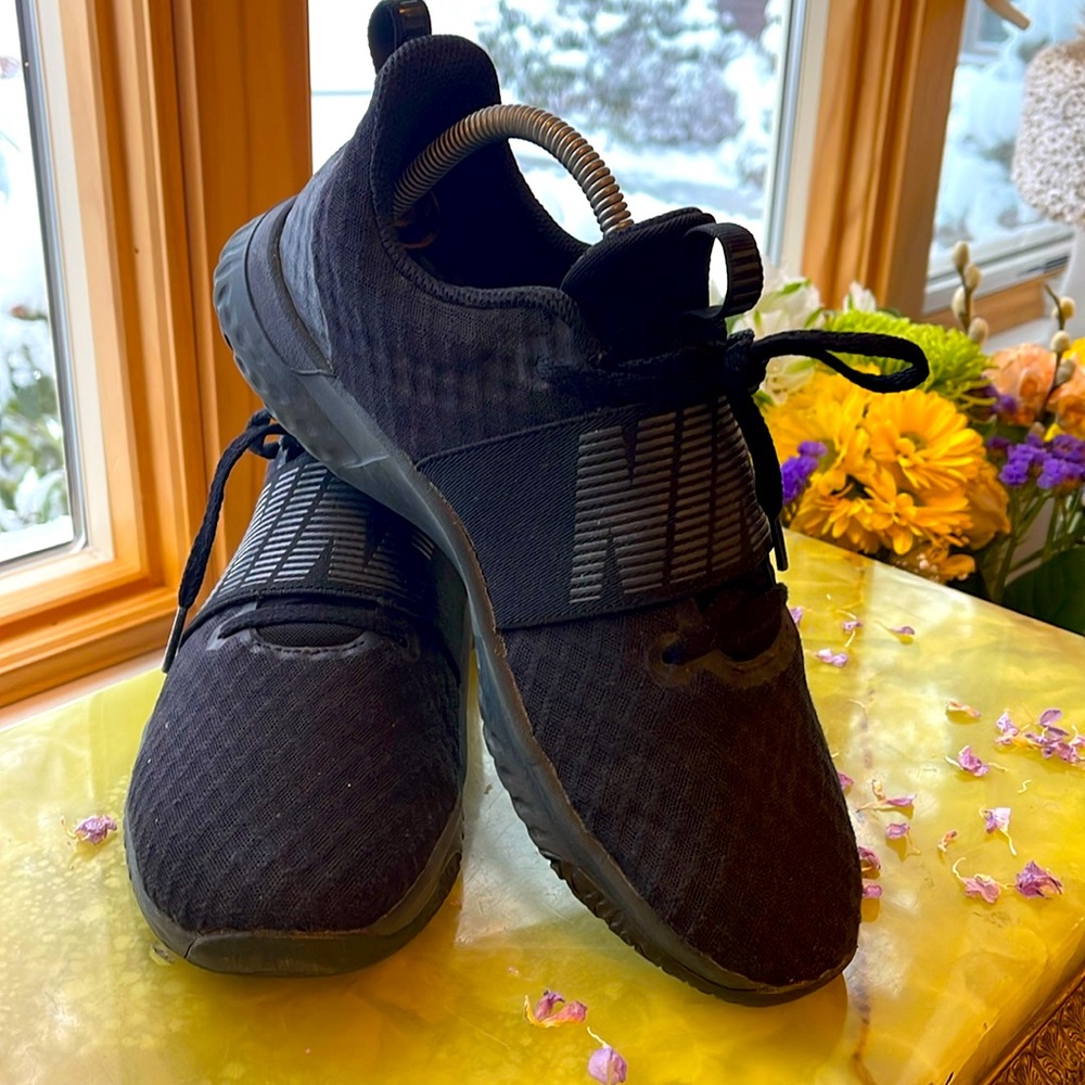 Black Nike sneakers great condition